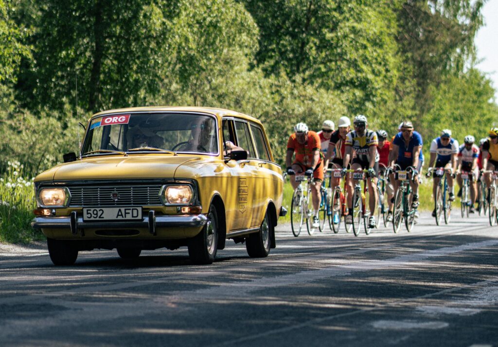 Viimasel Tartu Rattarallil jäi silma grupp vanemate jalgrataste ja riietega jalgrattureid, kes osalesid rattaralli vintage-sõidul, mille kaaskorraldajaks oli ja