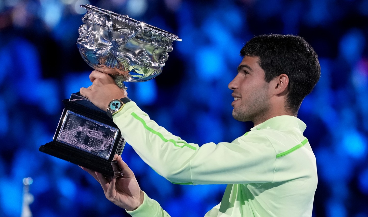 Maailma esireket Carlos Alcaraz võitis Australian Openi finaalis Novak Djokovici 2:6, 6:2, 6:3, 7:5 ning teenis 22-aastaselt karjääri slämmi. Alcaraz triumfeeri